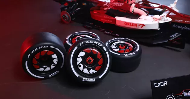 Klocki Konstrukcyjne CaDA Alfa Romeo Formuła 1 Team Orlen Samochód wyścigowy czerwony 1868 elementów