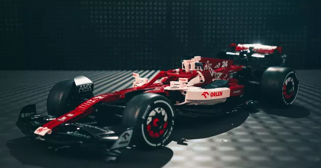 Klocki Konstrukcyjne CaDA Alfa Romeo Formuła 1 Team Orlen Samochód wyścigowy czerwony 1868 elementów