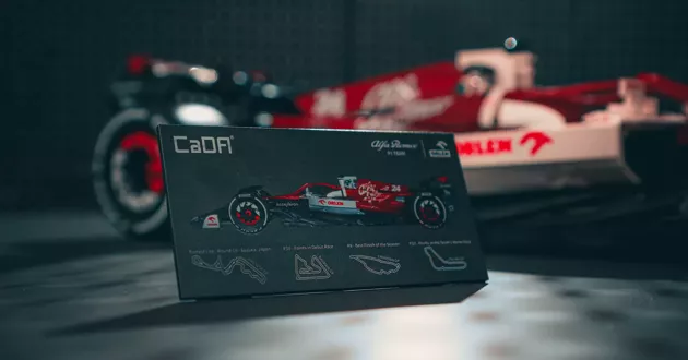 Klocki Konstrukcyjne CaDA Alfa Romeo Formuła 1 Team Orlen Samochód wyścigowy czerwony 1868 elementów